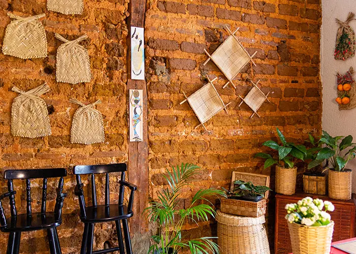 Parede decorada com elementos artesanais no Maná