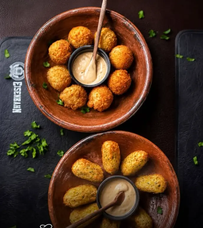 Bolinhos crocantes servidos com molho