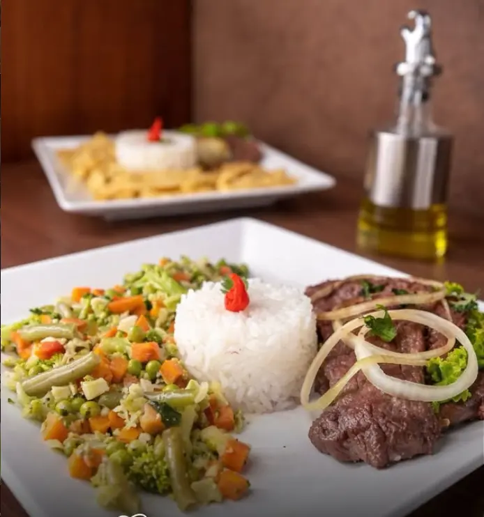 Carne grelhada com acompanhamentos