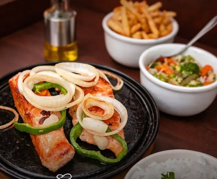 Salmão grelhado com legumes