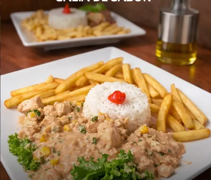 Strogonoff com arroz e batatas